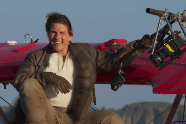 A mais recente faanha de Tom Cruise  voar pendurado em um avio para promover seus filmes