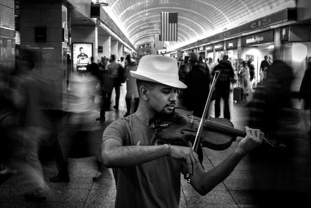 Violinista autodidata se torna artista de rua impressionando as pessoas com sua habilidade
