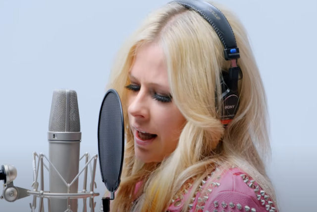 Avril Lavigne relembra sucesso de 2002 com performance no canal japonês do YouTube