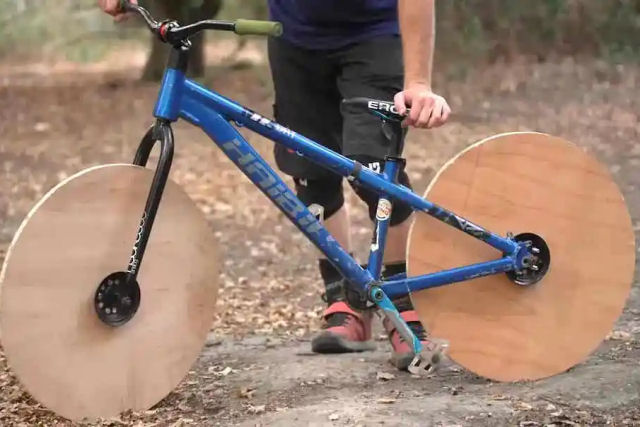 Ciclista Pro coloca rodas de madeira em uma mountain bike