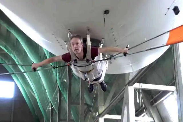 Tom Scott aprendeu a pilotar um dirigvel de hlio para uma pessoa