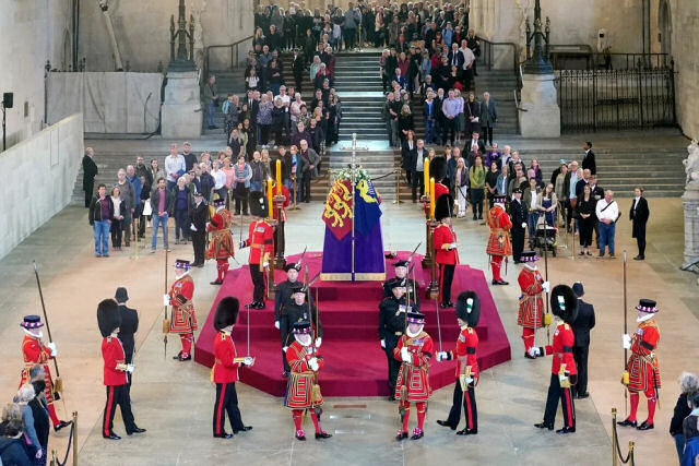 Imagens areas mostram a fila de 5 quilmetros para se despedir da rainha Elizabeth II em Londres