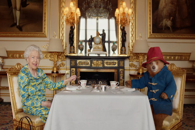 Autoridades esto pedindo s pessoas que parem de deixar ursinhos e sanduches de marmelada para lamentar a rainha