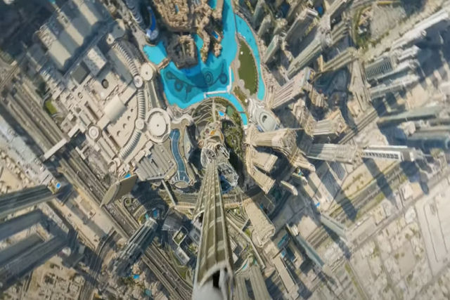 O Burj Khalifa em voo vertical do topo ao solo com um drone a toda velocidade, em FPV e 4K