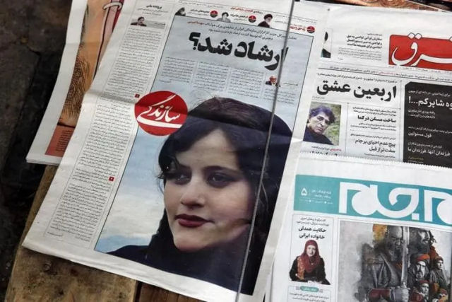 Iraniana presa por no usar leno muulmano morre nas mos da polcia; o pas queima em protestos