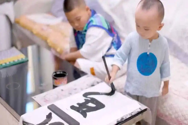 Menino de trs anos e seu primo de oito anos se tornaram prodgios da caligrafia chinesa