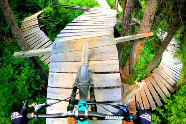 Um passeio de GoPro vertiginoso por uma trilha de mountain bike com pontes de madeira elevadas