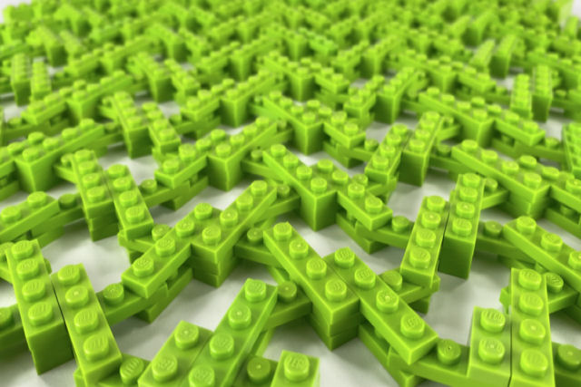 Entrelaando LEGO para criar um quadrado 'elstico'
