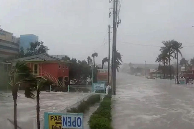 Time-lapse do 'antes e depois' após a passagem devastadora do furacão Ian em uma rua da Flórida