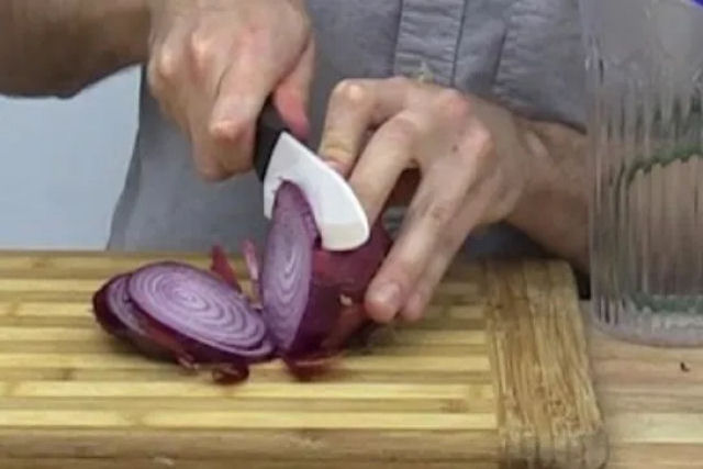 Mquina de lamber selos alimentada por lgrimas produzidas por corte de cebola