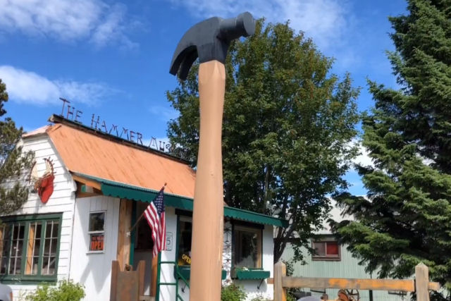 Uma pequena cidade no Alasca abriga o primeiro museu do martelo do mundo