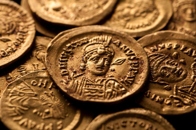 Arqueólogos descobrem moedas de ouro que foram escondidas em uma parede de pedra quase 1.400 anos atrás