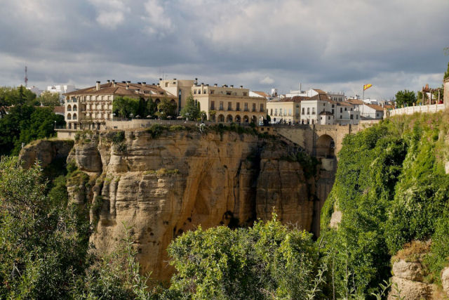 Ronda, um fantstico assentamento espanhol dependurado na falsia