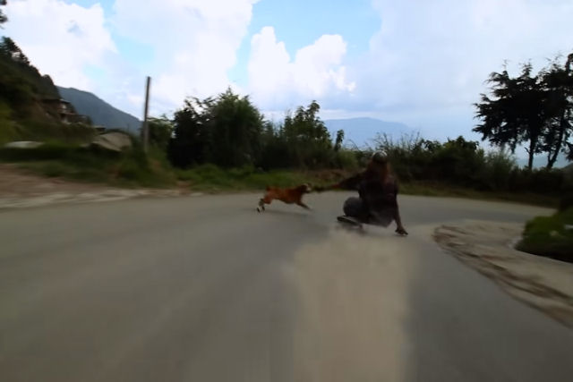 Maluco desce de skate por uma estrada montanhosa irregular na Colômbia