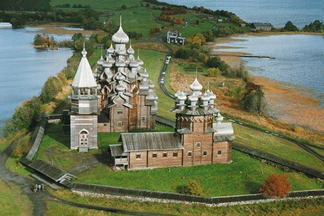 A Ilha Kizhi tem exemplos impressionantes da arquitetura russa de madeira do sculo XVIII