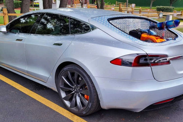 YouTuber percorre 2.900 km em seu Tesla sem recarregar