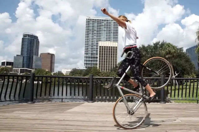 Ciclista artstica parece uma graciosa bailarina em duas rodas