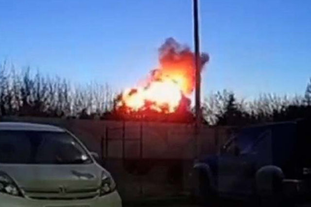 Dois pilotos morrem aps avio militar russo cair sobre casa na Sibria