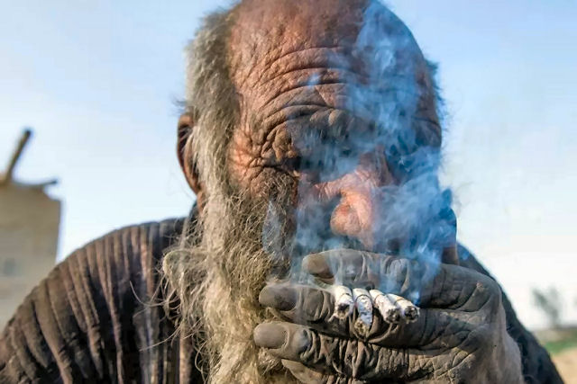 'Homem mais sujo do mundo' morre no Ir aos 94 anos poucos meses aps tomar banho