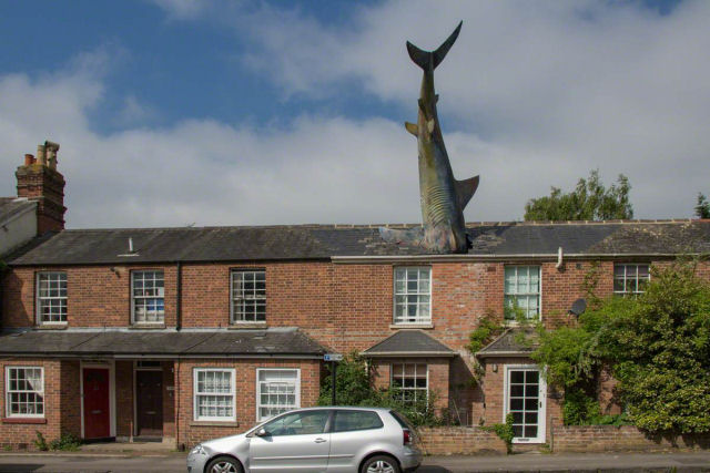 Outrora polmica, escultura de tubaro no telhado de casa agora  patrimnio de cidade inglesa