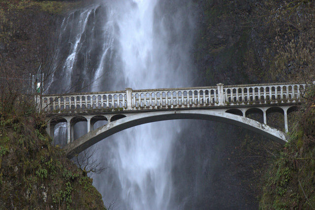 Cataratas de Multnomah, a cascata dupla que parece algo sado de um romance de Tolkien