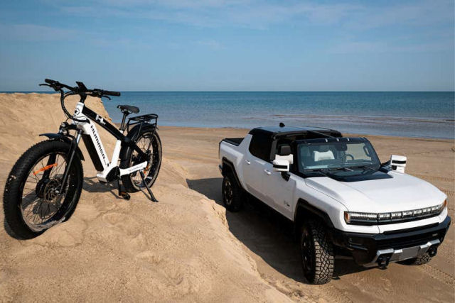 A e-bike da Hummer parece to ridcula quanto a caminhonete em que  inspirada