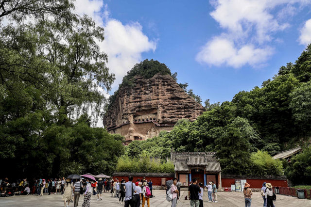 As Grutas Maijishan cortadas na face escarpada de uma montanha de arenito, na China