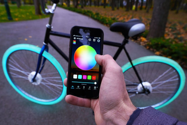Youtuber adapta a roda de  sua bicicleta com luzes LED que mudam de cor