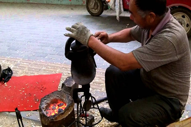Como  feita a pipoca tufada nas ruas das cidades chinesas?