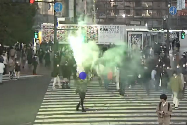 Palerma solta fogos de artifcio no meio do cruzamento de pedestres mais movimentado de Tquio