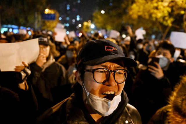 Aps represso aos protestos, China mantm covid 0 e apenas suspendeu algumas restries