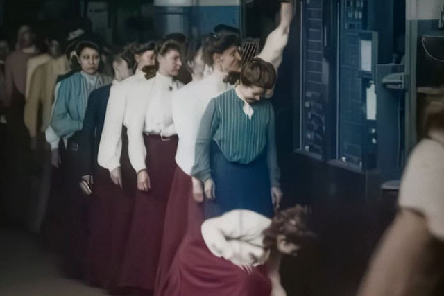 Vdeo aprimorado por IA mostra o que as mulheres usavam para trabalhar em 1904