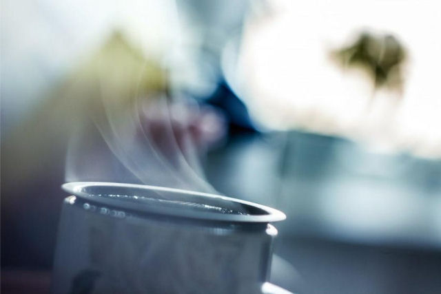 Soprar uma xícara de café quente realmente esfria?