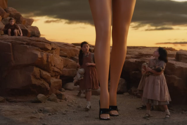 O trailer do filme da Barbie de Greta Gerwig  incrivelmente bom