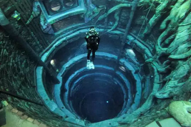 Um mergulho na piscina coberta mais profunda do mundo no  para os fracos de corao