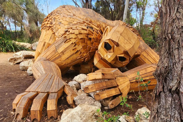 Artista esconde grandes esculturas de trolls de madeira na Austrlia para que todos possam encontrar