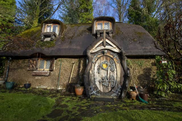 Octogenrio escocs vive em uma casa Hobbit que ele construiu em 1984