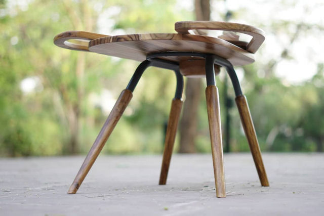 Elegante mesa de madeira expansvel tem asas de vidro que se abrem habilmente