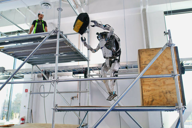 Boston Dynamics mostra seu rob Atlas fazendo coisas em um canteiro de obras falso