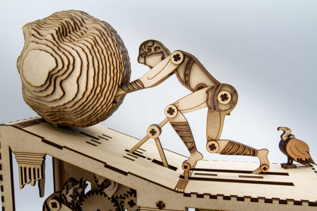 Artista retrata o 'Mito de Sísifo' em uma bela escultura cinética