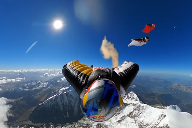 Paraquedistas estabelecem o recorde para o voo com wingsuit mais longo do mundo