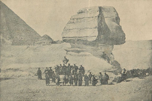Foto de 1864 de um grupo de samurais em frente  Esfinge de Giz  completamente real