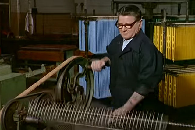 Como eram feitas as velas na maior fbrica do mundo em 1963