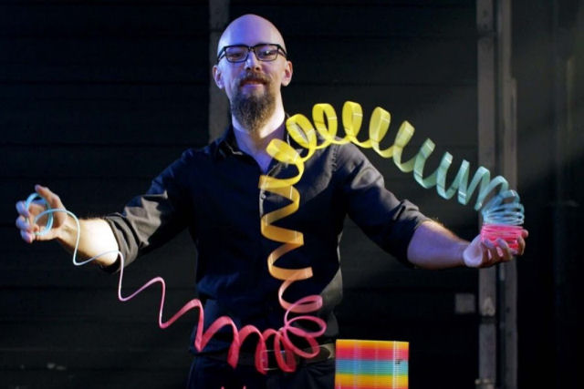 Expert do slinky transforma o brinquedo clssico em uma forma de arte vvida