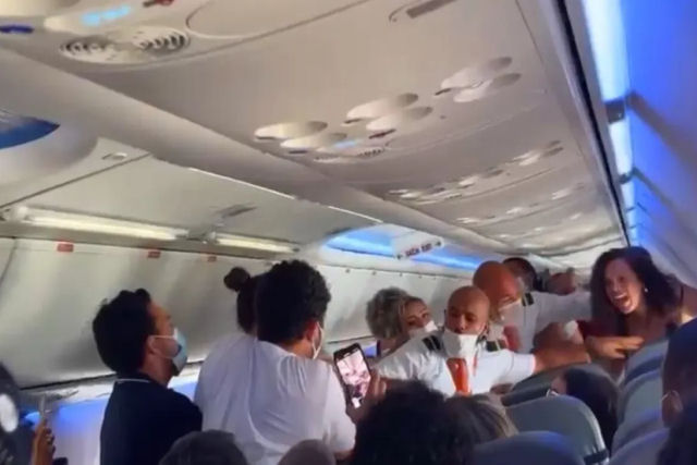 15 pessoas brigando desatam o caos em voo da Gol