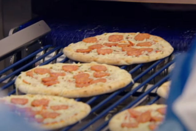 Fatiador de pepperoni de fbrica de pizza  levemente engraado e impiedosamente eficaz