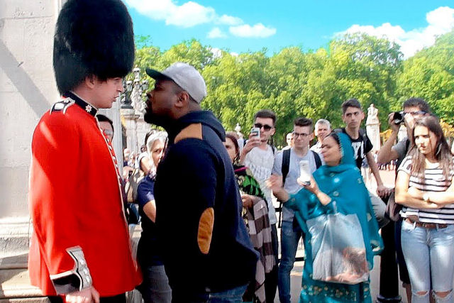 Outra turista na Torre de Londres pensa que est na Disneylndia e leva um 'sabo' do guarda
