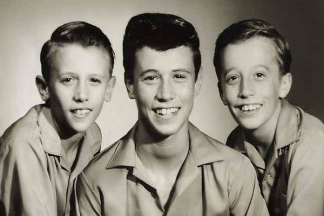 Uma performance encantadora dos adolescentes Bee Gees em um show australiano em 1963