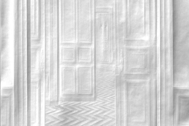 Dobras meticulosas formam espaos ornamentados e labirnticos com relevos no papel
