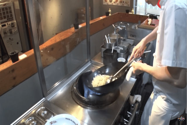 Veja um chef japons preparar arroz frito com caranguejo em menos de um minuto